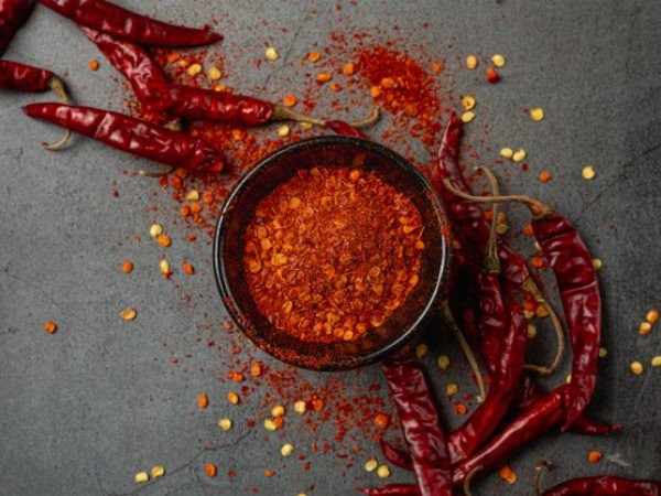 8. Ớt có chứa một hợp chất hóa học gọi là capsaicin có thể trực tiếp tạo nhiệt. Capsaicin kích hoạt một thụ thể có trong tế bào thần kinh cảm giác, tạo ra cảm giác nóng và làm tăng nhiệt độ cơ thể.
