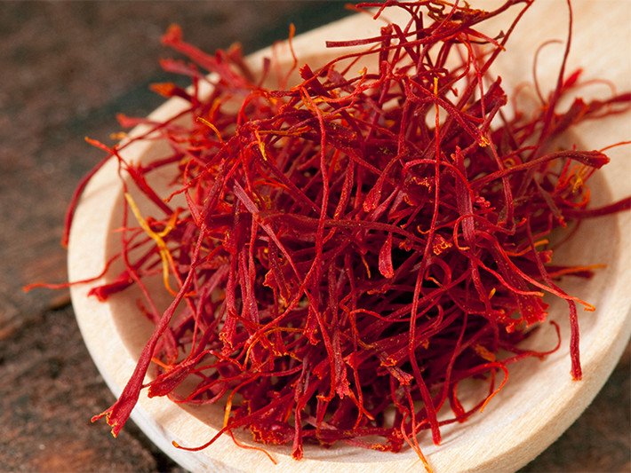 4. Saffron (nhụy hoa nghệ tây): Hương thơm và hương vị của nhụy hoa nghệ tây là một loại gia vị giúp giảm căng thẳng và làm ấm cơ thể của bạn. Đun sôi 4-5 sợi saffron trong một cốc sữa và uống ấm để thoát khỏi chứng xanh xao mùa đông.