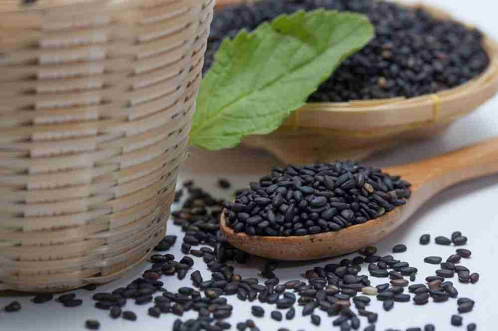 6. Hạt vừng thường được thưởng thức nhiều trong những tháng mùa đông lạnh giá. Những hạt này được biết là có tác dụng làm nóng cơ thể và giúp bạn cảm thấy ấm áp trong mùa đông.
