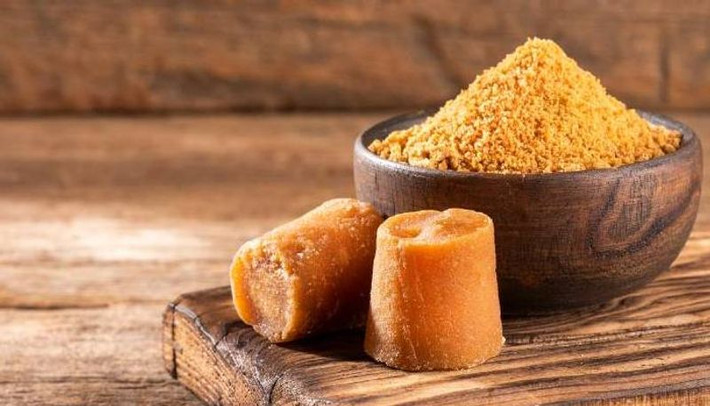 2. Đường thốt nốt: Đường thốt nốt là một loại thực phẩm làm ấm cơ thể dễ chịu khác có hàm lượng calo cao và thường được tiêu thụ ở các vùng của Ấn Độ trong mùa đông để kích thích nhiệt cơ thể. Đường thốt nốt có thể được thêm vào các món ngọt và đồ uống có chứa caffein, để giữ ấm cho cơ thể.