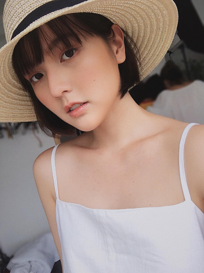 Mỹ nhân sinh năm 1997 thường chọn các trang phục đơn giản và phối đồ theo phong cách năng động.