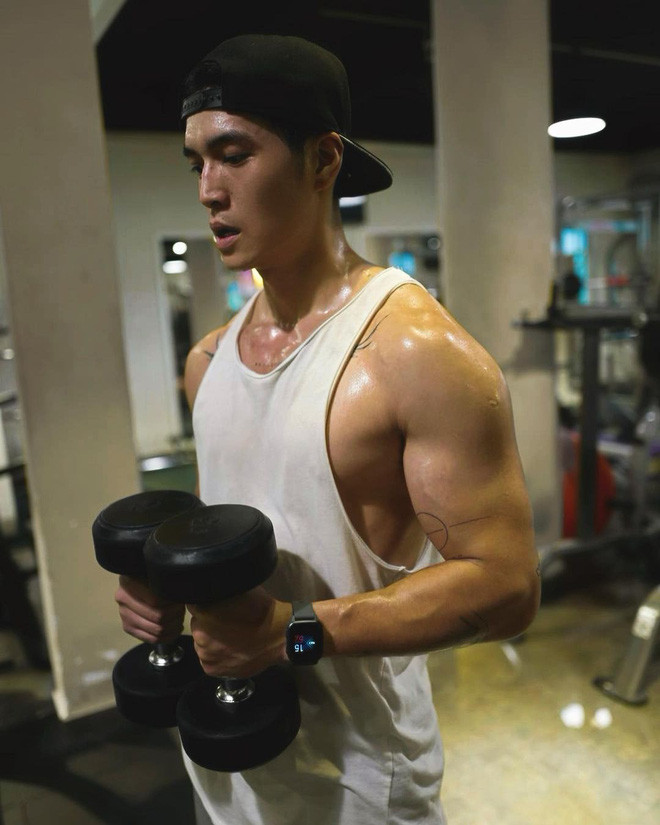 Trên Instagram, ngoài công việc ra dân tình còn thấy một Huy Trần rất... bốc khi anh đăng loạt ảnh cơ bắp cuồn cuộn cưỡi xe mô tô hay clip luyện tập Boxing, Muay Thái.
