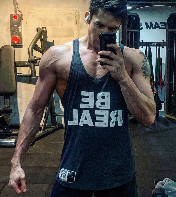 So với lần xuất hiện trong bộ phim nổi tiếng 10 năm trước, Julien Kang lột xác bằng thân hình vạm vỡ, bụng 6 múi cùng cơ bắp cuồn cuộn. Ngoài công việc, anh dành phần lớn thời gian ở phòng gym.