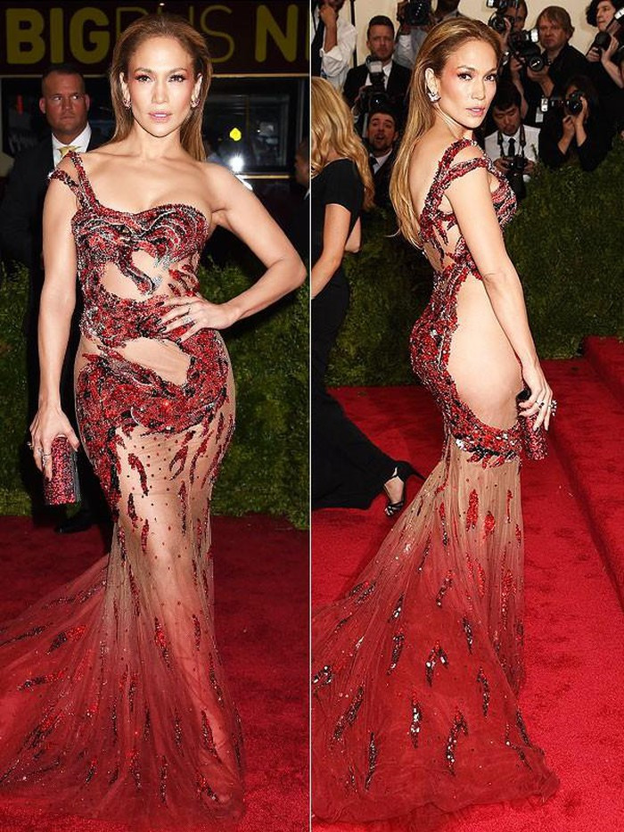 Nữ ca sĩ Jennifer Lopez làm người đối diện chú ý tới khoảng hở nơi vòng 3 của chiếc váy xuyên thấu táo bạo. Ảnh: Internet.