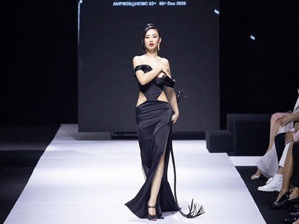Cũng trong một đêm diễn ra mắt bộ sưu tập của NTK Long Ng, Hoa hậu Hương Trà đã nhận phải tình huống khá ê chề vì sự cố lộ "nhũ hoa" ngay trên sàn catwalk. Ngay sau đó, người đẹp nhanh chóng kéo tay áo lên để tiếp tục sải bước trên sân khấu.