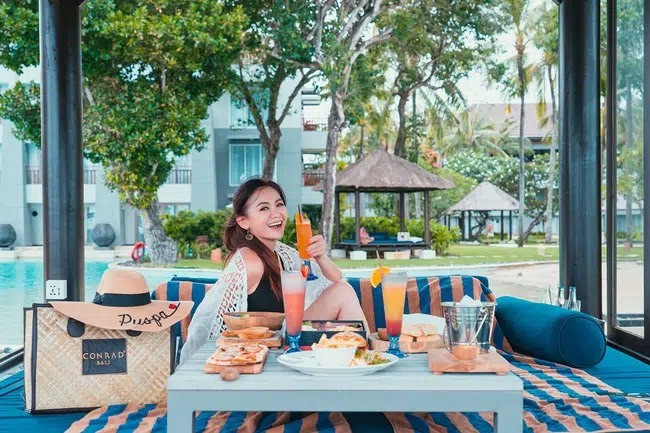 Cô cho rằng bí quyết chống lão hóa của mình là tập thể dục thường xuyên, chế độ ăn uống lành mạnh và tư duy vui vẻ.
