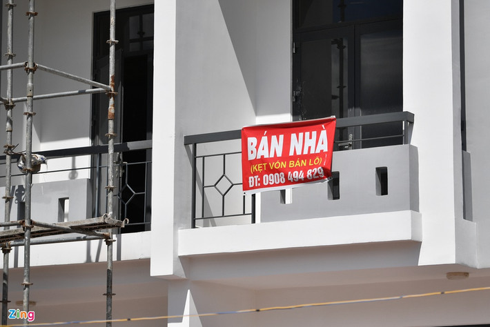 Đang nằm trong dự án xây dựng trái phép nhưng một vài căn nhà treo biển rao bán.