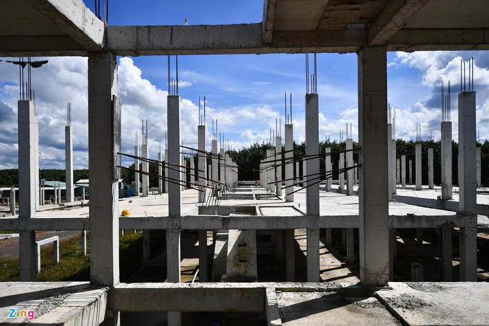 Bên trong khu dân cư, một vài dãy nhà liền đã xây dựng xong phần móng nhưng hiện tạm ngưng thi công.