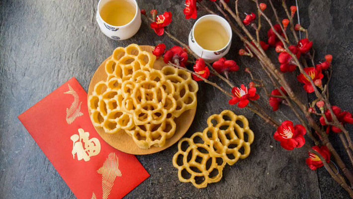 Bánh tổ ong được gọi là Kuih Ros trong tiếng Malaysia vì có hình dạng như một bông hoa hồng. Người Malaysia chuẩn bị bánh tổ ong cho ngày Tết, vì theo truyền thuyết đây là món bánh tượng trưng cho sự gắn kết gia đình. Ảnh: Internet.