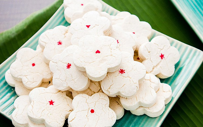 Kuih bangkit được làm từ bột mì, nước cốt dừa và lá dứa. Điểm đặc biệt của Kuih Bangkit là phần ruột rỗng bên trong, khi ăn sẽ phát ra những âm thanh thú vị. Vị ngọt thơm của nước cốt dừa, lá dứa tan nhanh trong miệng sẽ khiến cho bất cứ thực khách nào cũng phải trầm trồ khen ngợi.