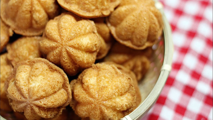 Kuih Bahulu: Món bánh này được chế biến từ ba loại nguyên liệu chính là bột, trứng và đường. Sau đó tạo hình thành các bông hoa hoặc cá vàng bắt mắt. Món này rất được ưa chuộng trong ngày đầu năm.