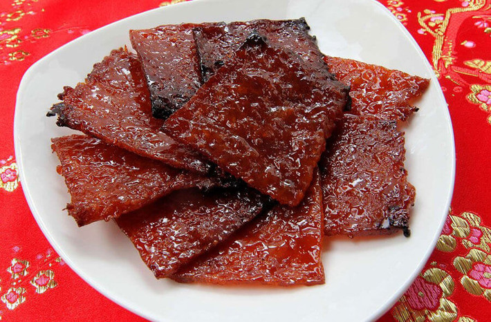 Bak Kwa là loại thịt khô có nguồn gốc từ tỉnh Phúc Kiến (Trung Quốc). Để chế biến được những miếng thịt chuẩn vị, người ta phải cắt thịt thành những tấm mỏng, sau đó ướp gia vị và sấy khô. Món thịt độc đáo này đều được người dân địa phương và khách du lịch ưa chuộng.