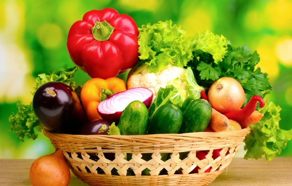 Rau củ trái mùa: Các loại rau củ trái màu đều chứa các chất độc hại tồn dư trong các loại rau củ trái cây từ việc trồng rau quả trái mùa và sử dụng để ép trái cây phải chín. Điều này sẽ gây nguy cơ dậy thì sớm khi trẻ em ăn các loại rau củ này.