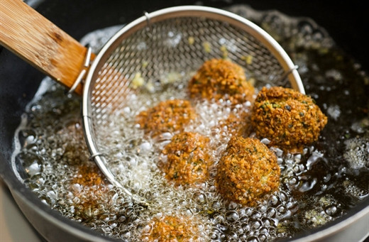 Thực phẩm chiên, rán: Những món ăn chiên rán với hương vị thơm ngon là lựa chọn hàng đầu của trẻ, vì chúng đã đánh đúng vào thị hiếu của trẻ nhỏ cũng như trẻ vị thành niên. Tuy nhiên thực phẩm chiên rán khi nấu ở nhiệt độ cao các món ăn như gà rán, khoai tây chiên... sẽ bị biến đổi chất, khi trẻ ăn vào có thể gây rối loạn nội tiết và dẫn đến cơ thể dậy thì sớm hơn.