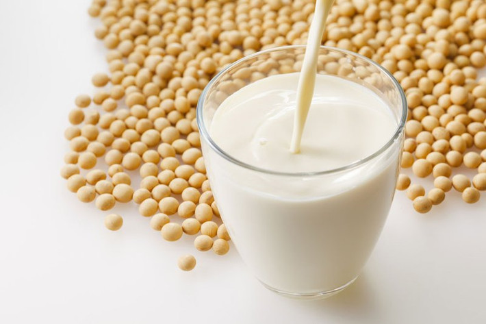 Sữa đậu nành: các sản phẩm từ đậu nành có chứa isoflavone giống estrogen, có thể dẫn đến dậy thì sớm ở trẻ.