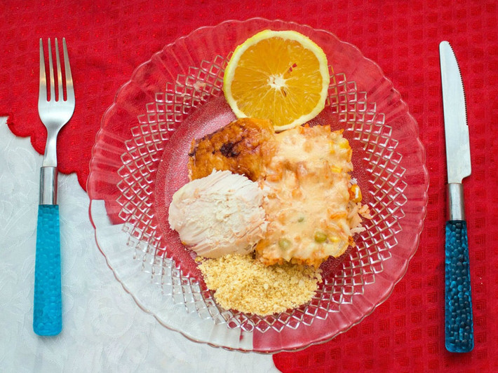 Brazil: Vào dịp Giáng Sinh, người Brazil ăn bánh Parmesan pastéis làm từ khoai mì chiên giòn kết hợp cùng phô mai nóng chảy, thịt bò băm nhỏ. Món tráng miệng là bánh rabanadas được làm từ bánh mì nhúng qua trứng và sữa sau đó chiên lên ăn kèm siro.