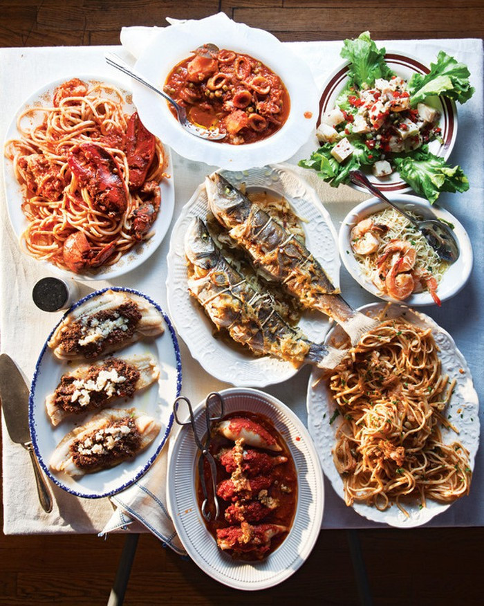 Ở Italy, bữa tiệc đêm Giáng sinh có tới 8 món hải sản: mỳ pasta con le Sarde, salad cá tuyết, mực...Ảnh: Internet.