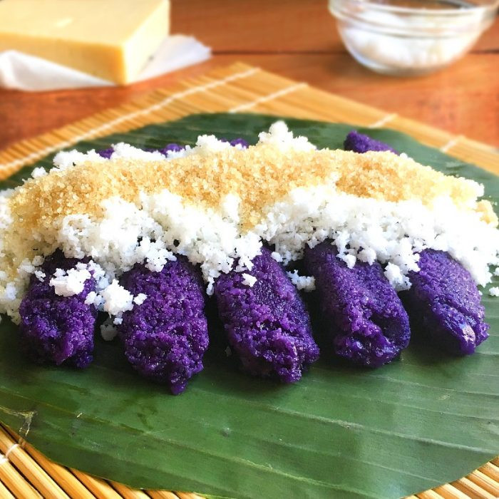 4. Philippines - Puto bumbóng: Đây là món tráng miệng Giáng sinh rất phổ biến ở Philippines thường được phục vụ vào buổi sáng. Nó được làm từ một loại gạo nếp đặc biệt có màu tím đậm. Sau khi chuẩn bị, nó được cho vào ống tre, hấp và bày trên lá chuối.
