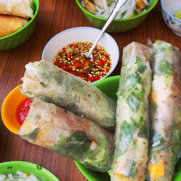 Nem nướng cuốn bánh tráng: Nem nướng cuốn bánh tráng được bán ở rất nhiều hàng quán bên đường trong thành phố Phan Rang. Nguyên liệu bao gồm bánh tráng, nem nướng, các loại rau và mắm đậu phộng. Dù là món ăn quen thuộc, du nhập từ Nam ra Bắc, nem nướng cuốn bánh tráng vẫn là lựa chọn hàng đầu của du khách khi đến Ninh Thuận.