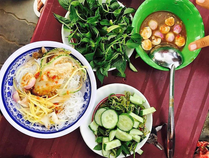 Bún mắm nêm: Món bún mắm nêm Ninh Thuận đơn giản, dân dã với các nguyên liệu quen thuộc bao gồm bún, mắm nêm, rau sống, cà pháo. Nếu thích, bạn có thể cho thêm giò, chả, mọc, tai heo… Bún mắm nêm được bán khắp nơi từ lề đường đến nhà hàng, khách sạn ở Ninh Thuận.