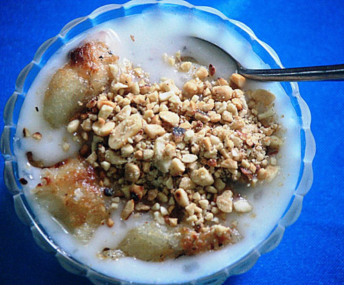 Chè chuối nướng Phan Rang: Món chè chuối Phan Rang mang hương vị đặc trưng riêng, không quá nhiều nước cốt dừa, nhiều nguyên liệu tạo nên hương vị đặc trưng riêng cho món chè chuối Phan Rang.