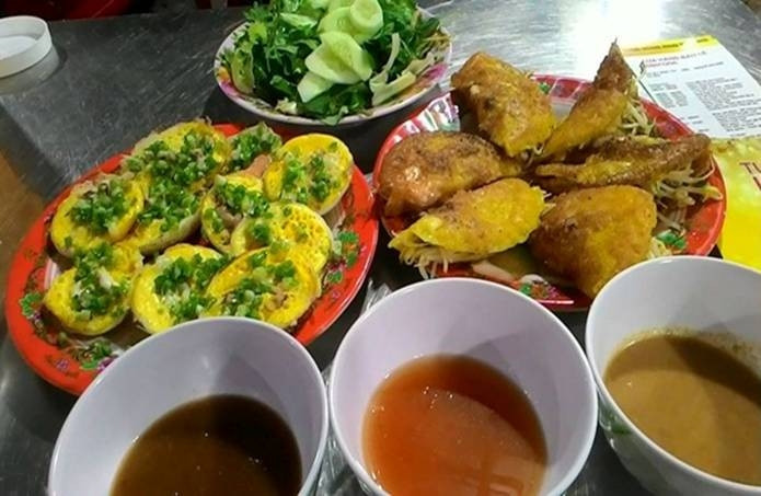 Bánh căn – bánh xèo là món ăn vặt Phan Rang nhất định du khách phải thử một lần khi đến nơi này. Với yếu tố chủ đạo trong món ăn là vị hải sản tươi sống và hương nước mắm thơm nồng. Nước chấm của hai loại bánh này ở Phan Rang cũng khá đặc biệt, gồm bốn loại nước chấm là nước mắm chua ngọt, nước mắm đậu phộng, nước mắm nêm và nước cá kho.