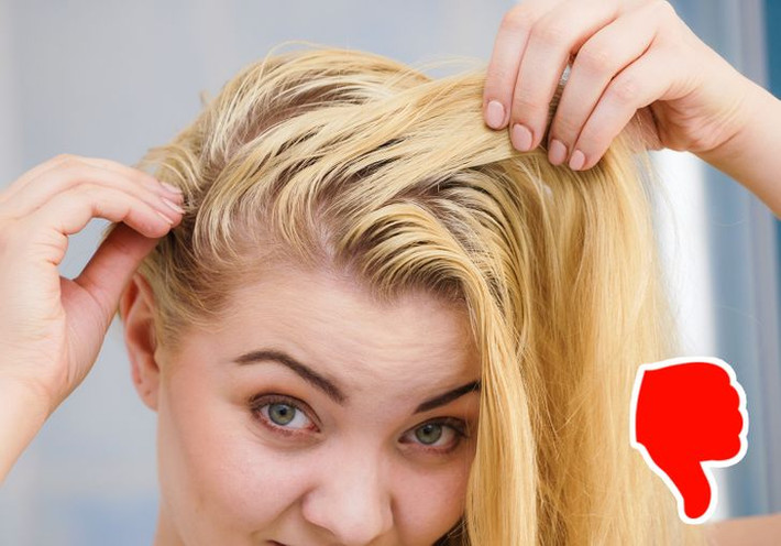 3. Do bạn không xả sạch hết dầu gội: Sau khi gội đầu, nếu bạn không xả sạch dầu gội thì đây sẽ là môi trường hoàn hảo cho việc sinh sản vảy. Khi có quá nhiều bụi bẩn và dầu tiết ra trên da đầu, vi khuẩn nấm có thể phát triển quá mức và gây ra gàu, thậm chí là viêm da tiết bã khiến tình trạng gàu càng nặng hơn.