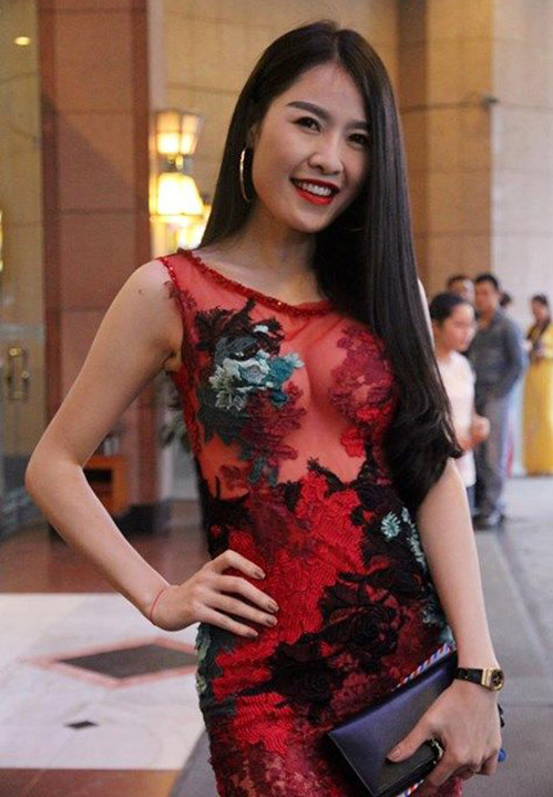Quế Vân từng gây xôn xao với chiếc đầm mỏng tang, lộ vòng một o ép quá đà lúc đi cưới Tuấn Hưng.