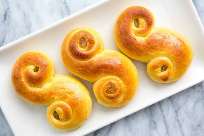 Saffron Buns (Thụy Điển): Bữa tiệc Giáng sinh tại Thụy Điển tuy có nhiều món ăn nhưng món tráng miệng Saffron Buns được xem là điểm nhấn không thể thiếu. Saffron Buns đặc trưng với vị ngọt và màu vàng từ nghệ tây. Bánh được tạo thành hình chữ S và nướng kèm bơ thơm lừng.
