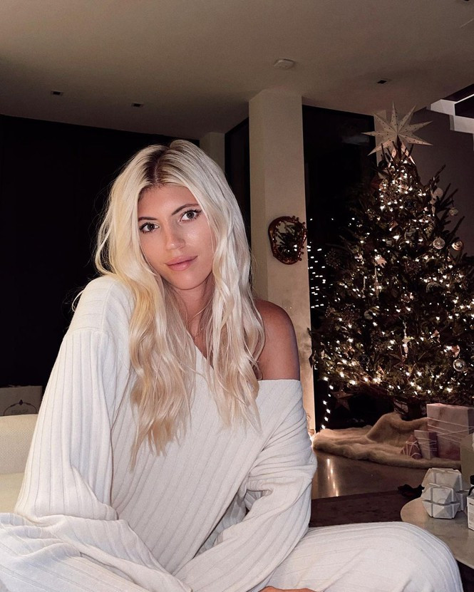 Người mẫu nội y cao 1m80 Devon Windsor đón Giáng sinh ấm áp đang gần kề.
