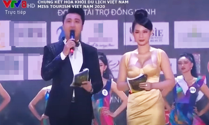 Dẫn chương trình cuộc thi Hoa khôi du lịch Việt Nam 2020, Quỳnh Chi gây chú ý nhờ vẻ ngoài sắc sảo cùng cách ăn mặc táo bạo khi lên sóng.