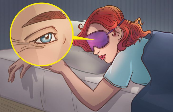 Đeo miếng bịt mắt: Vùng da quanh mắt rất mỏng manh và dễ bị tổn thương. Một số loại bịt mắt ngủ có thể làm tổn thương da và gây viêm, dẫn tới các dấu hiệu lão hóa. Nếu cần đeo bịt mắt khi ngủ, hãy chọn loại làm từ vải mềm, tốt nhất là lụa và không đeo quá chặt.