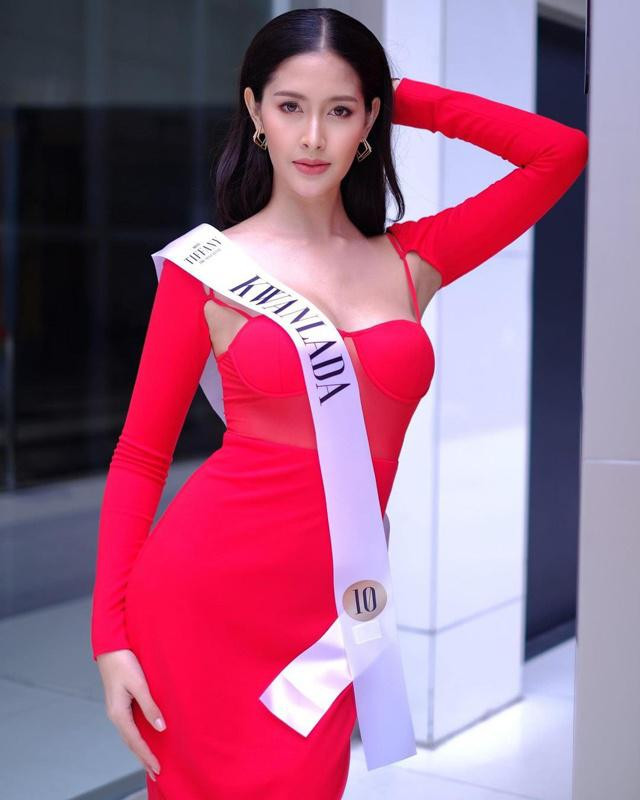 Các bộ đồ ôm sát tôn lên vóc dáng đồng hồ cát của mỹ nhân 9X.