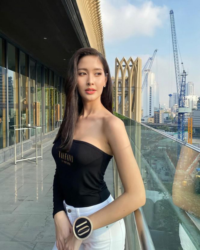 Người đẹp chuyển giới khoe nhan sắc nữ tính với áo thun cúp ngực và quần jeans trắng.