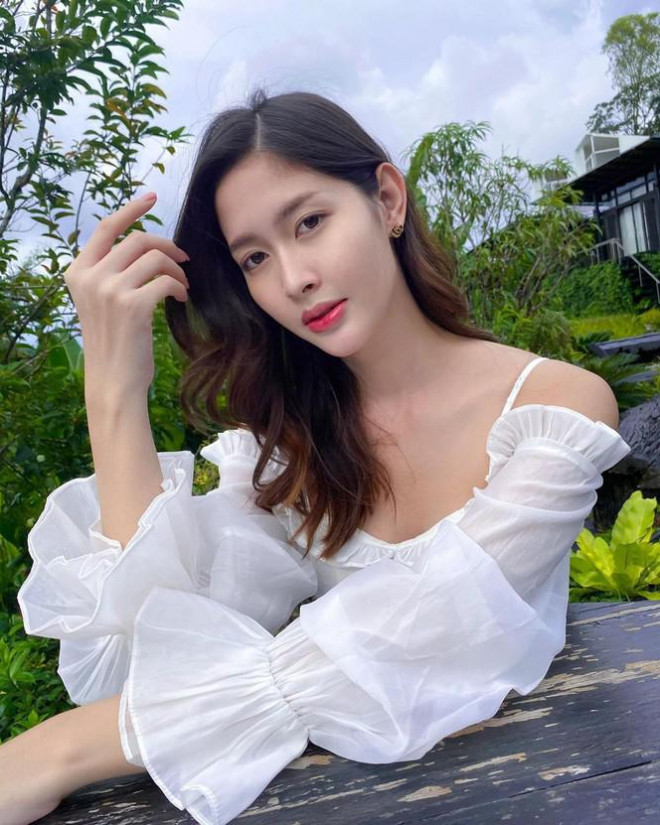 Tân Hoa hậu Chuyển giới Thái Lan có nhan sắc nữ tính, mặn mà, kinh nghiệm catwalk chuyên nghiệp và gu thời trang gợi cảm.