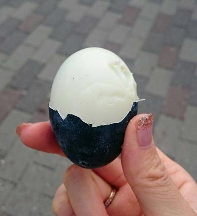 Những quả trứng gà được luộc trong suối nước nóng tự nhiên, lưu huỳnh có trong nước khiến cho vỏ trứng bị nhuộm đen như than.