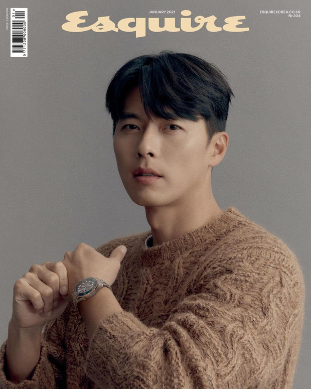 Dù chỉ ăn mặc đơn giản, Hyun Bin dễ dàng tạo ra sức hút từ những cách tạo dáng đơn giản và tinh tế.