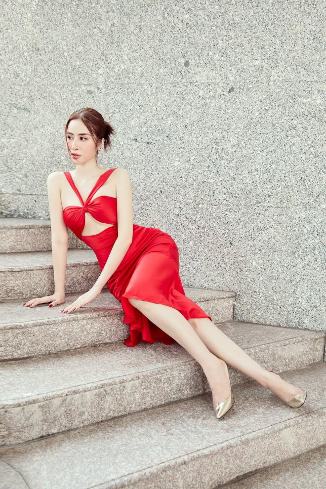 Trong bộ ảnh theo phong cách street style, Phan Ngọc Hân khoe vẻ ngọt ngào, quyến rũ và kiêu sa khi mặc những bộ váy bắt mắt, cực sexy.