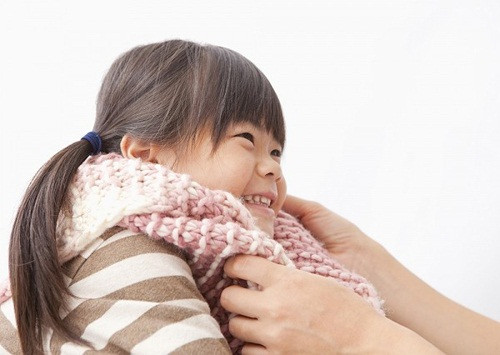 Cổ: Phần cổ bao gồm dây thanh quản và yết hầu, rất quan trọng, liên quan đến giọng nói. Đó chính là lý do vì sao nhiều trẻ bị cảm cúm, cảm lạnh giọng nói thường khàn, do không giữ ấm cổ.
