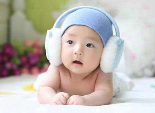 Hãy nhớ luôn bảo vệ tai cho bé khi ra ngoài bằng cách sử dụng mũ, nón trùm tai, hoặc khăn quàng hoặc các bao tai chuyên dụng. Đặc biệt, nên nhớ tai, mũi, họng thông nhau tai được bảo vệ sẽ tránh cho mũi, họng bị lạnh gây viêm và gây ho.