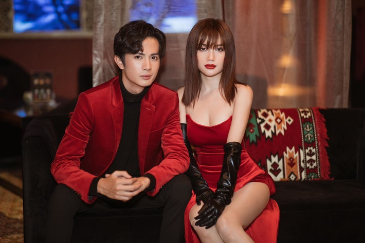 Sau khi chia tay Huỳnh Phương, Sĩ Thanh thường xuyên xuất hiện với phong cách ăn mặc gợi cảm khoe nhan sắc rạng rỡ ở tuổi 34.
