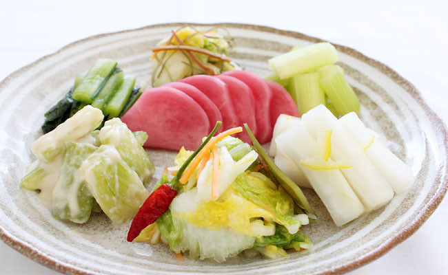 Thế nhưng, giá củ cải muối xách tay từ Nhật Bản về Việt Nam khá đắt đỏ, như củ cải muối vàng giá lên tới 220.000-250.000 đồng/kg, củ cải muối đỏ thậm chí 500.000 đồng/kg.