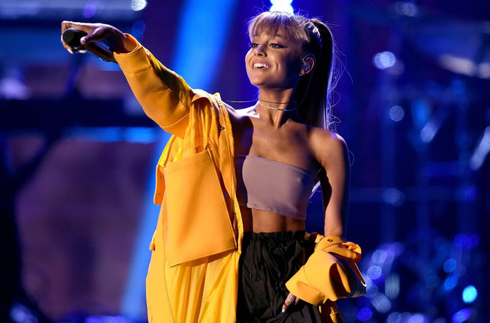 Ariana nói với Women's Health vào năm 2017 về hai bài tập vận động của mình, bao gồm các bài tập cô có thể làm từ phòng khách sạn hoặc trên đường đến địa điểm tiếp theo.