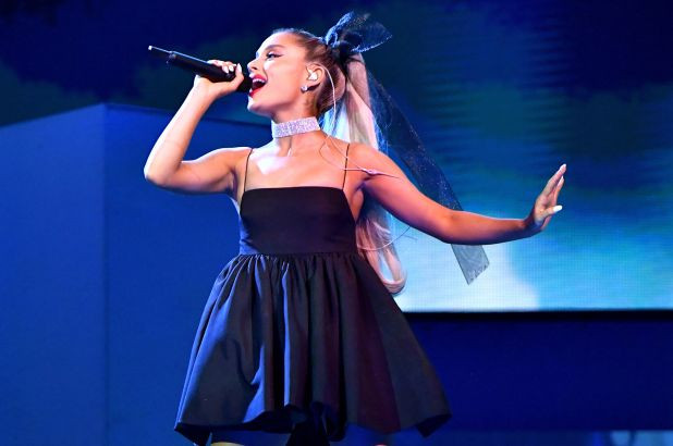 Để hạn chế ăn uống kém lành mạnh khi đói bụng, Ariana còn có thói quen mang theo nước dừa và các loại hạt như hạt điều, hạnh nhân... Cô cũng thường xuyên làm các món sinh tố từ rau củ quả để bổ sung vitamin, dưỡng chất cho cơ thể. Ảnh: Internet.