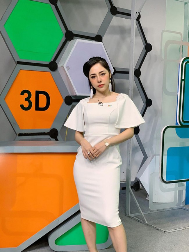 Do đặc thù công việc nên mỗi khi lên hình, Bạch Lan Phương thường ăn mặc khá kín đáo, thanh lịch.