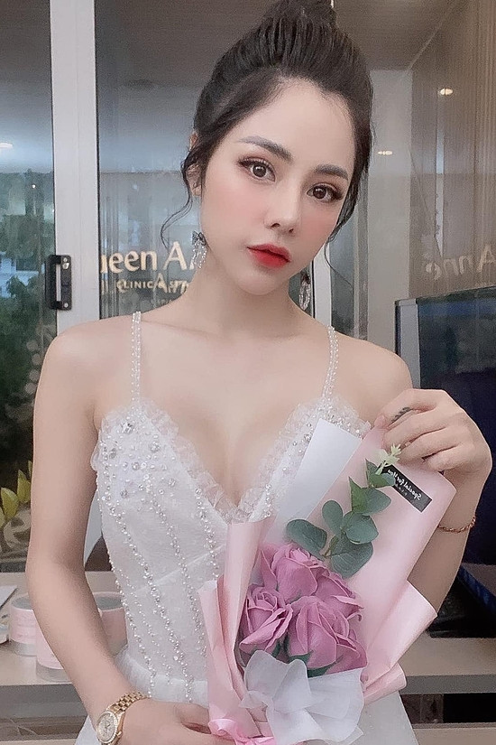 Dù đã trải qua một lần sinh nở nhưng nữ MC vẫn giữ được vóc dáng nóng bỏng, quyến rũ, thu hút.