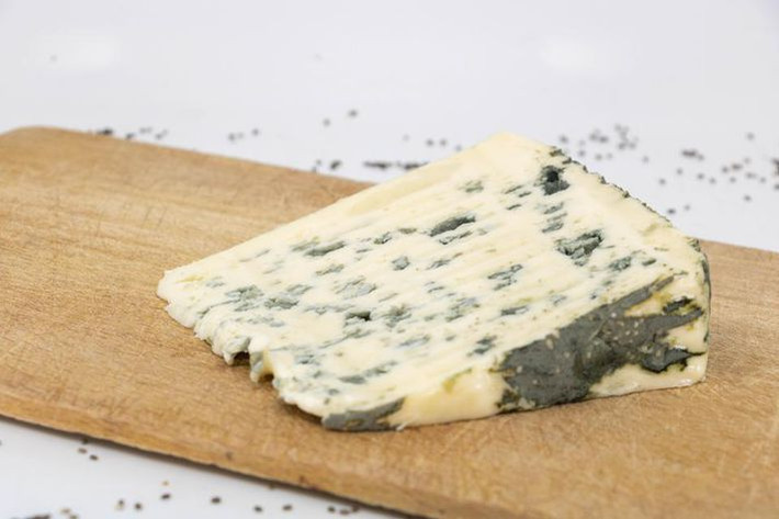 Dù có bề ngoài khá kinh dị nhưng Roquefort được đánh giá là loại pho mát mốc xanh ngon nhất, là nguyên liệu tạo nên những món ăn ngon trên toàn thế giới. Nhiều du khách nhìn món ăn kỳ lạ này không dám đụng đũa.