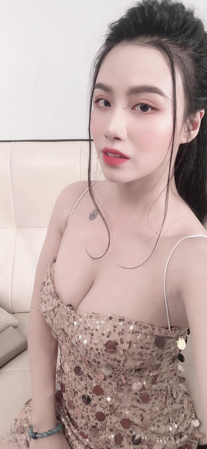 Không những thế, trên phim, Linh Miu còn được mệnh danh là 'thánh nữ' chuyên đóng cảnh nóng khiến cái tên của cô nổi danh trên mạng xã hội.