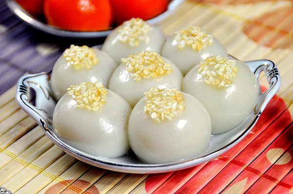 Bánh trôi tàu là món tráng miệng nổi tiếng tại Trung Quốc với phần bánh làm từ gạo nếp và đậu đỏ (hoặc đậu xanh), thả trong bát nước đường. Bánh trôi tàu trong tiếng Trung được đọc là Tangyuan, gần âm với từ đoàn tụ. Cho nên, món ăn thường được nấu trong những dịp đoàn viên gia đình và năm mới.