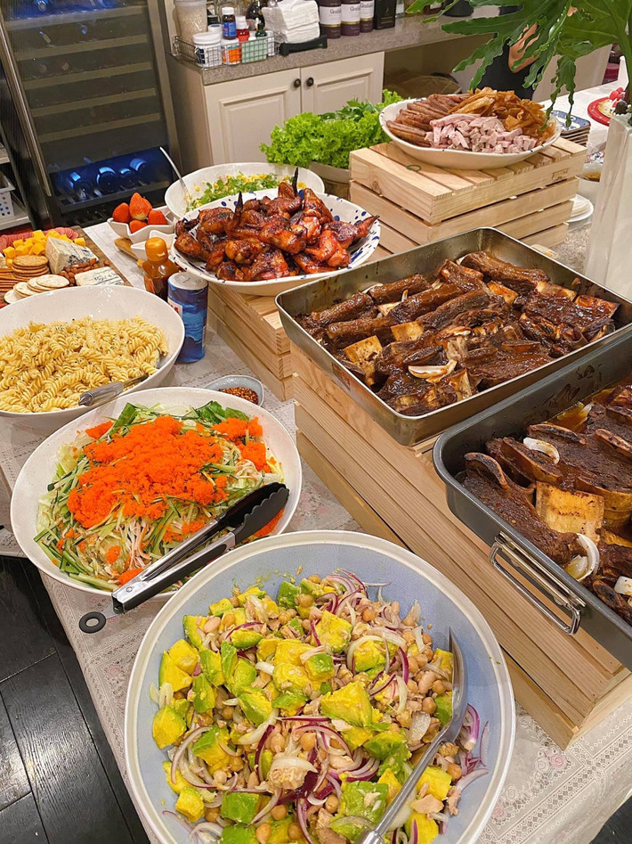 Vợ doanh nhân Louis Nguyễn chọn hai món thịt chính là gà và sườn nướng, ít mỡ, lại dễ ăn. Cánh gà ướp sốt bbq thấm vị, lớp da ươm mỡ trông hấp dẫn. Ảnh: FB, IG.